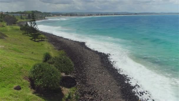 Anteni: Çarpıcı huzursuz mavi okyanus lagün yukarıda küçük ahşap Bank — Stok video