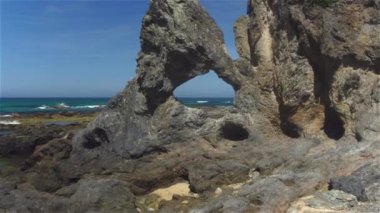 Hava: çarpıcı taşlı deniz kıyısına bakan muhteşem kayalık pencereden uçan 