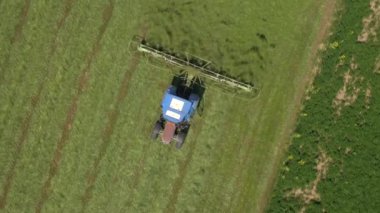 Hava: traktör mowed saman tırmıkları tarım arazileri sahada ile tedding yukarıda uçan