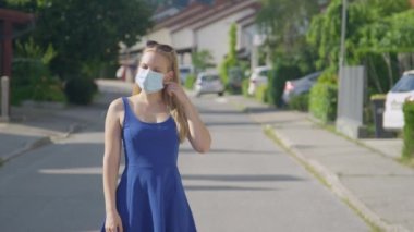 Oyuncu, beyaz bir kadın maskesini çıkartıyor ve onu fırlatıp atıyor..