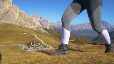 Tanımlanamayan fit bir kadın, resimli Dolomitlerle yürüyüşe çıkıyor..