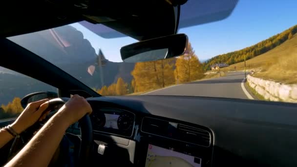 CLOSE UP: Unrecognizable male driver steers his sports car down a mountain road. — Stock Video