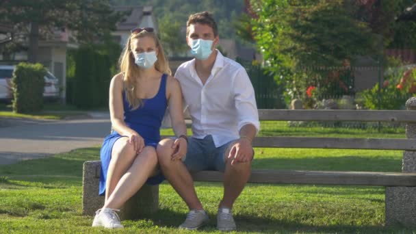 PORTRAIT Ungt par nyder en dag i parken under den covid-19 pandemi. – Stock-video