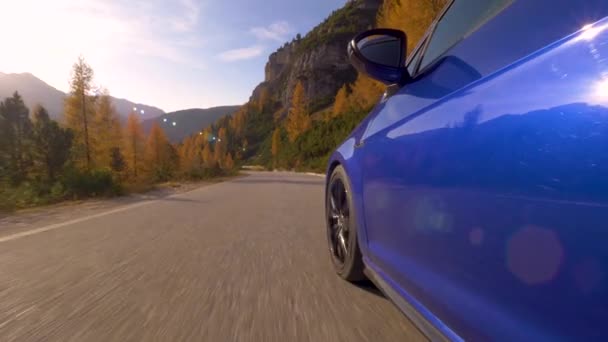 Uzavřeno: Turistický vůz plavby podél dechberoucí trasy v Dolomitách. — Stock video