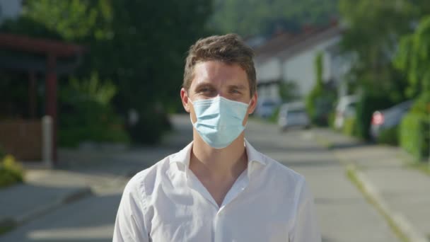 PORTRAIT : Un bel homme caucasien porte un masque pendant une pandémie de coronavirus. — Video