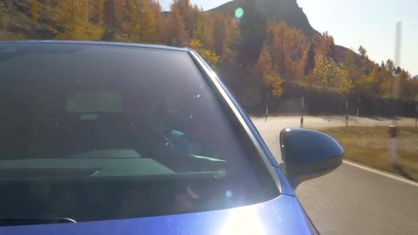 CERRAR: El hombre conduce a su novia a lo largo de la carretera de montaña escénica en los Dolomitas. — Vídeo de stock