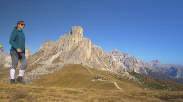 SLOW MOTION: Fit Kavkazský pár túry podél stezky s výhledem Passo Giau. — Stock video