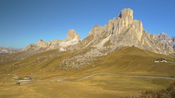 Poucos carros turísticos explorando Dolomitas dirigem até Passo Giau em um dia ensolarado de outono. — Vídeo de Stock