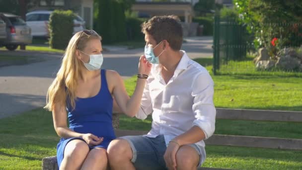 FERMETURE : Homme et femme bénéficiant d'une quarantaine de coronavirus dans le parc ensoleillé — Video