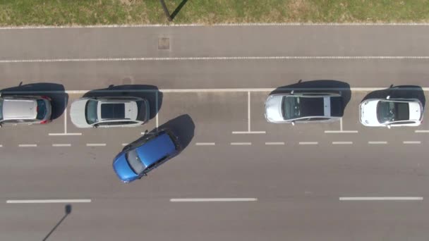 TOP DOWN: Conductor sin experiencia está teniendo problemas para aparcar en paralelo su coche. — Vídeo de stock