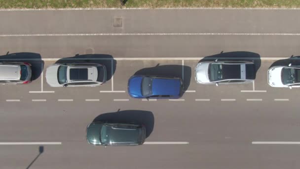 TIMELAPSE: Voando acima da pessoa que luta para estacionar o carro na fileira de carros estacionados. — Vídeo de Stock