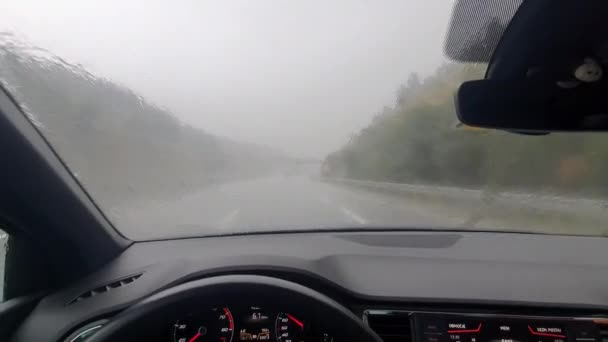 POV: Kör försiktigt längs en tom motorväg under en svår sommarregnstorm. — Stockvideo