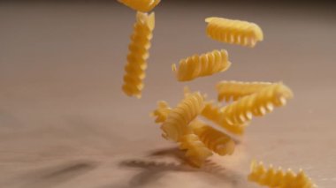 Lezzetli fusilli makarna ahşap mutfak tezgahına saçılmış..