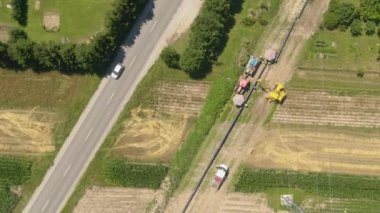 Birleştirilmemiş uzun bir gaz borularının üzerinde uçmak bir yol boyunca uzanır