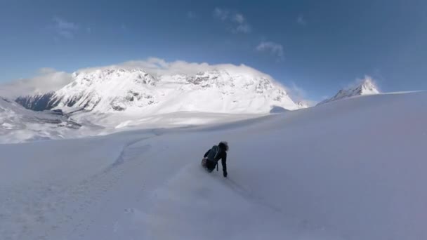 Snowboarder recorre terreno virgen en las impresionantes montañas de Canadá. — Vídeos de Stock