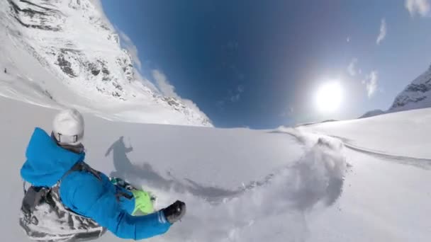 SELFIE: Fiatal férfi és nő snowboard túra és aprítás friss por hó. — Stock videók