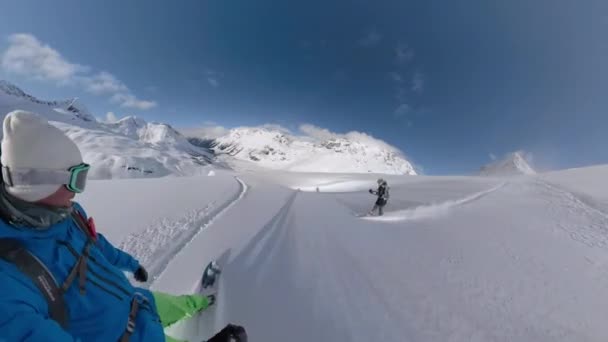 Nő és férfi szűzport aprítanak, miközben katapultálnak a Sziklás-hegységben.. — Stock videók