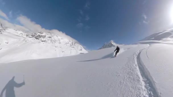 SELFIE:極端な選手がロッキー山脈のバックカントリーでスノーボードをしている. — ストック動画