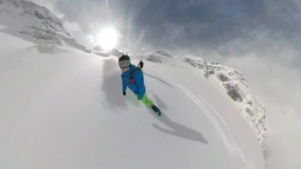 PORTRAIT: Glada idrottare åker snowboard i Rocky Mountains. — Stockvideo