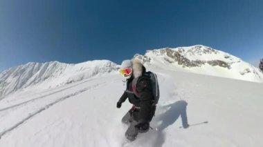 Kayalıklarda kar kayağı yaparken kadın turist el değmemiş karları parçaladı.