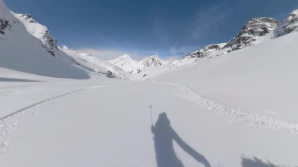 POV: Heliboarding le egy érintetlen lejtőn a látványos kanadai Sziklás-hegység. — Stock videók