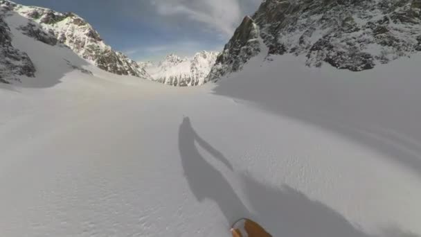 POV: Cool πρώτο πρόσωπο πυροβόλησε του snowboard περιοδεία στην ηλιόλουστη Βραχώδη Όρη. — Αρχείο Βίντεο