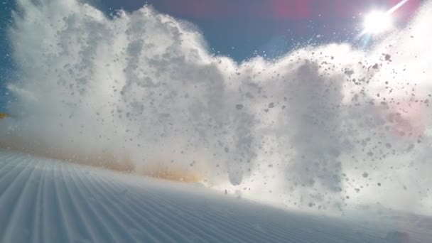 低角度:カメラでクールな若い男性スノーボーダースプレー圧雪パウダースノー. — ストック動画