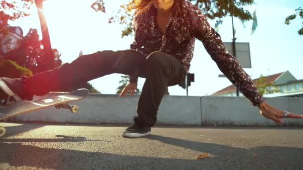 Νέος skateboarder αποτυγχάνει ένα τέχνασμα και συντρίβεται στο έδαφος άσφαλτο. — Αρχείο Βίντεο