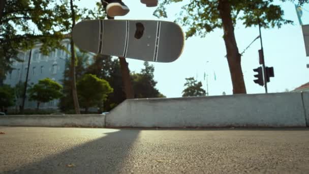 Kaykaycı parktaki serbest stil oturumu sırasında bir nollie kickflip indirir. — Stok video