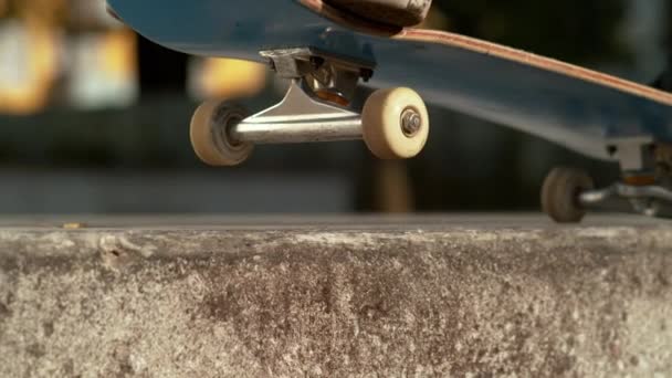 CERRAR: Skater hace hábilmente un manual a lo largo del borde de una repisa de hormigón. — Vídeos de Stock