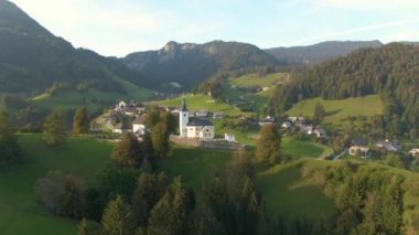 DRONE: Güneşli bir sonbahar akşamında Slovenya 'nın huzurlu kırsalının havadan görünüşü.