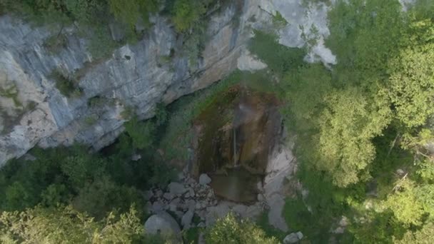 AEREO: Volare sopra una scogliera torreggiante e una cascata in una zona remota della Slovenia — Video Stock