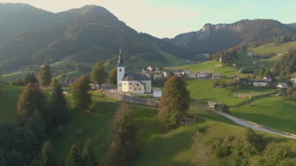 DRONE : Voler autour de l'église et du cimetière au sommet d'une colline surplombant la campagne — Video