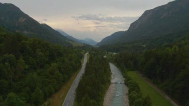 Kranjska Gora kasabasına doğru giden manzaralı bir yolun üzerinde uçuyor.
