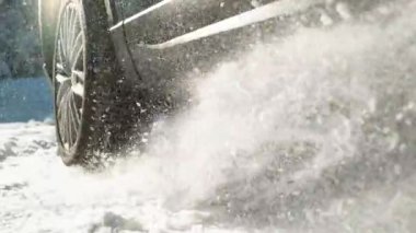 Düşük açılı çekimde karlı yolda araba sürerken sorun yaşanıyor.