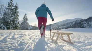 Karlı çayırlarda kızakla koşan kadın gibi kar parçaları havada uçuşuyor..