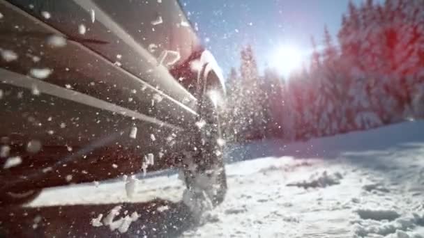 가까이 감: 겨울이면 쇠사슬없는 차량의 위험 한 운전 조건이 초래 된다 — 비디오