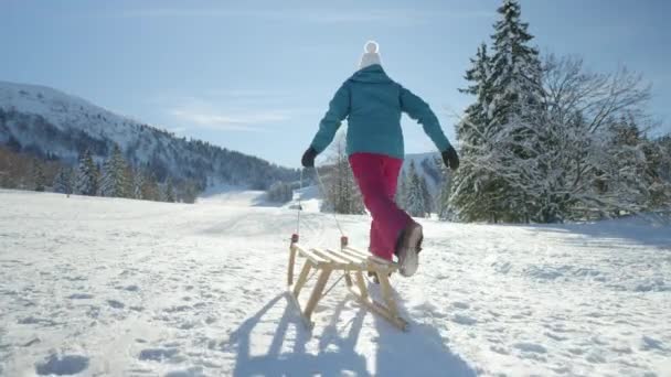 COPY SPACE: Energetische Touristin beim Schlittenfahren in Kranjska Gora. — Stockvideo