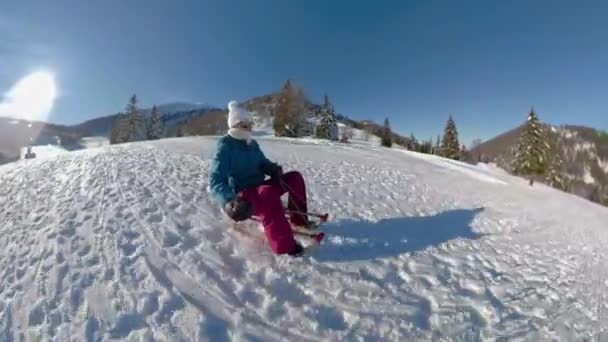 SELFIE: Aktiv ung kaukasisk kvinna pulka nedför en snöig kulle på solig vinterdag — Stockvideo