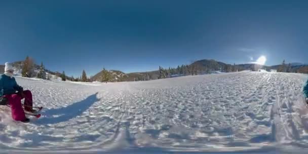 VR360: jovem mulher caucasiana ativa desce uma colina nevada no dia ensolarado de inverno — Vídeo de Stock