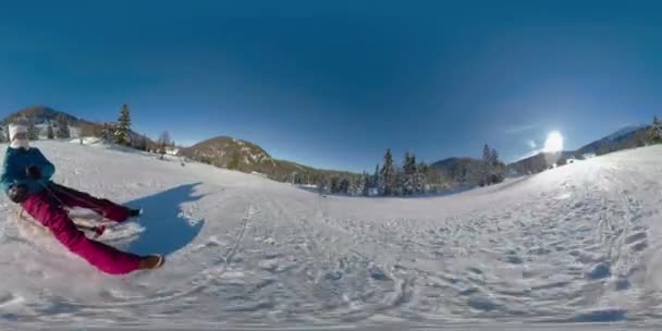 VR 360: Vrouwelijke toerist op sledetocht in Kranjska Gora. — Stockvideo