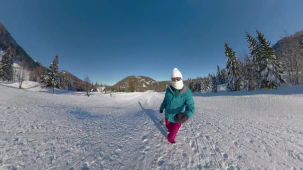 Mladá turistka jde do kopce a táhne za sebou dřevěné saně.. — Stock video