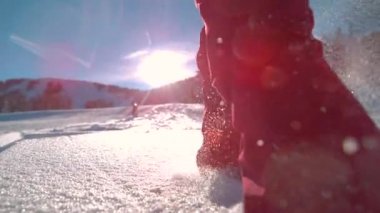 Tanınmayacak haldeki kadın turist, kar fırtınasına doğru koşuyor..