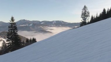 Julian Alpleri 'ndeki karlı dağların göz alıcı drone görüntüsü.