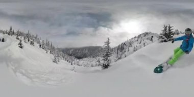 Tatilde olan atletik bir adam, kayak yaparken kar tozu döktü.