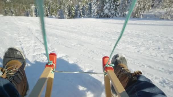 POV: Eerste persoon neergeschoten van sleeën van de lege hellingen van een gesloten skigebied — Stockvideo