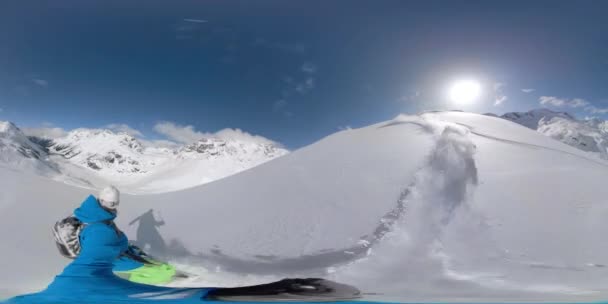 SELFIE: Hombre y mujer activos trituran nieve en polvo mientras hacen heliboard en Rockies — Vídeo de stock