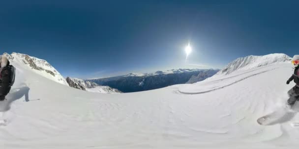 SELFIE: Spektakulär selfie av en kvinnlig turist snowboard i backcountry — Stockvideo