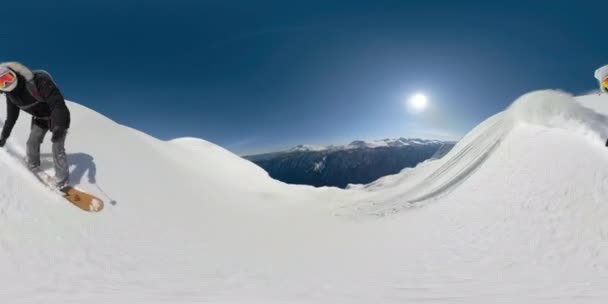 ロックでのアクティブな冬の休暇中のSELFIEアスレティックウーマンはパウダースノーをシュレッド — ストック動画