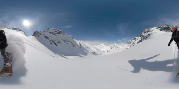 SELFIE: Atlétikai fiatal nő tél nyaralni Kanadában snowboard le sípálya. — Stock videók